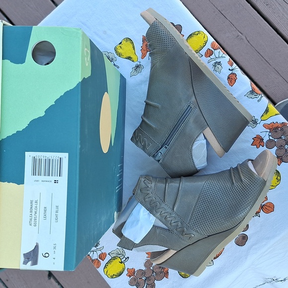 EARTH ๐๐ฃAttalea Bonaire Sandals in Light Blue (like gray) - Picture 17 of 17